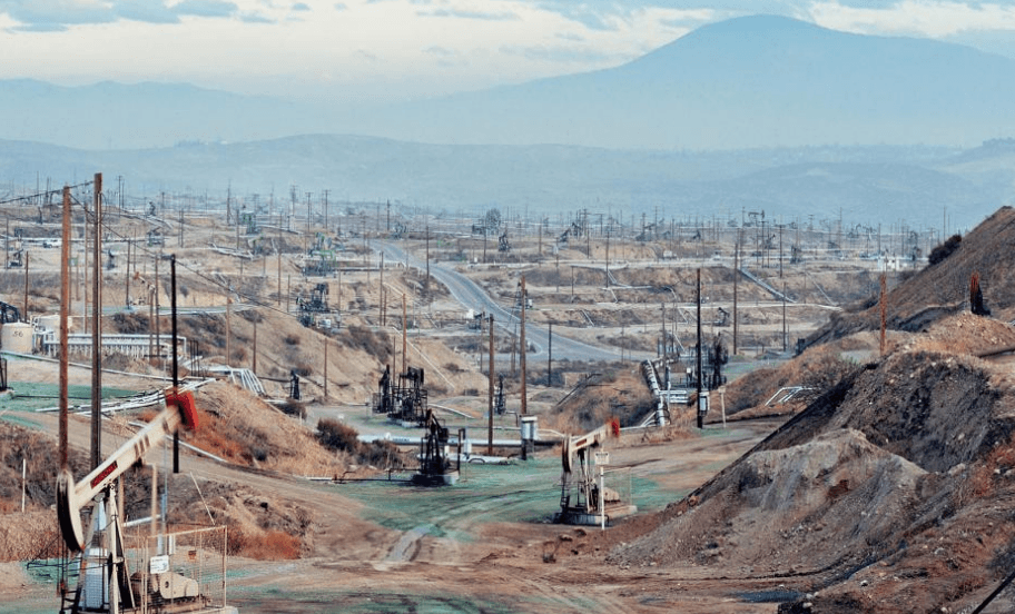 Este é o cenário de destruição no campo de petróleo da Chevorn em Sierra Nevada, na Califórnia. Foto: Newsweek/Percy Feinstein Corbis