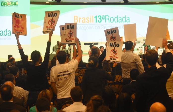 Desde 2013 a Coalizão Não Fracking Brasil esteve presente diversos em leilões e mandou um claro recado para os investidores: Desenvolvimento só com renováveis. Foto: COESUS/350Brasil