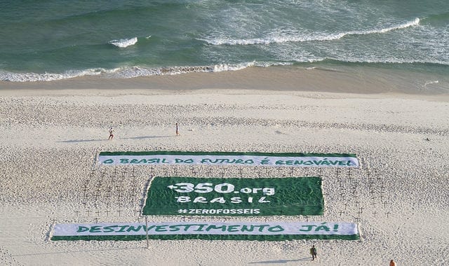 Protesto na praia da Barra pede um futuro com energias renováveis Protesto na praia da Barra pede um futuro com energias renováveis