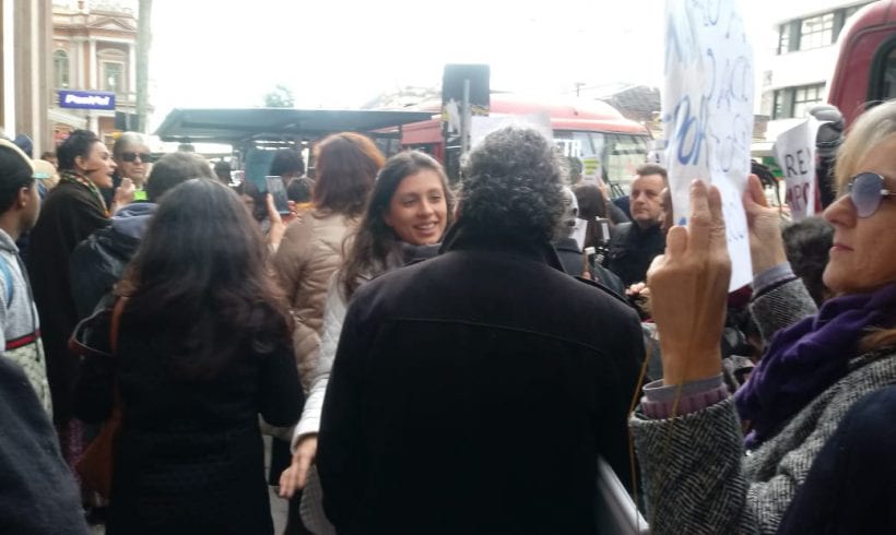 “Como vamos ficar? Sem casa, sem água e ainda por cima doentes”, diz comerciante durante manifestação “Como vamos ficar? Sem casa, sem água e ainda por cima doentes”, diz comerciante durante manifestação