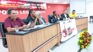 Rodivaldo Costa (SINDIPETRO/BA); Juci Cardoso, vereadora de Alagoinhas; Jorge Solla, deputado federal; Thor de Ninha, vereador; Juliano Bueno de Araújo, diretor-presidente do Instituto Internacional Arayara e representante da COESUS; Luciano Sergio, ex-vereador de Alagoinhas. 15/04/2024 - Crédito: Assessoria do vereador Thor de Ninha.